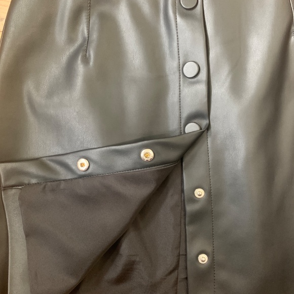 Faux leather skirt - Picture 2 of 4